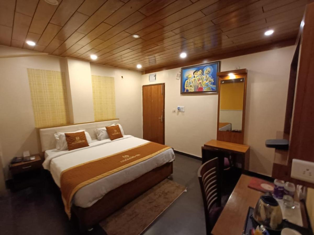 Aalcajars Inn Patna  Bagian luar foto